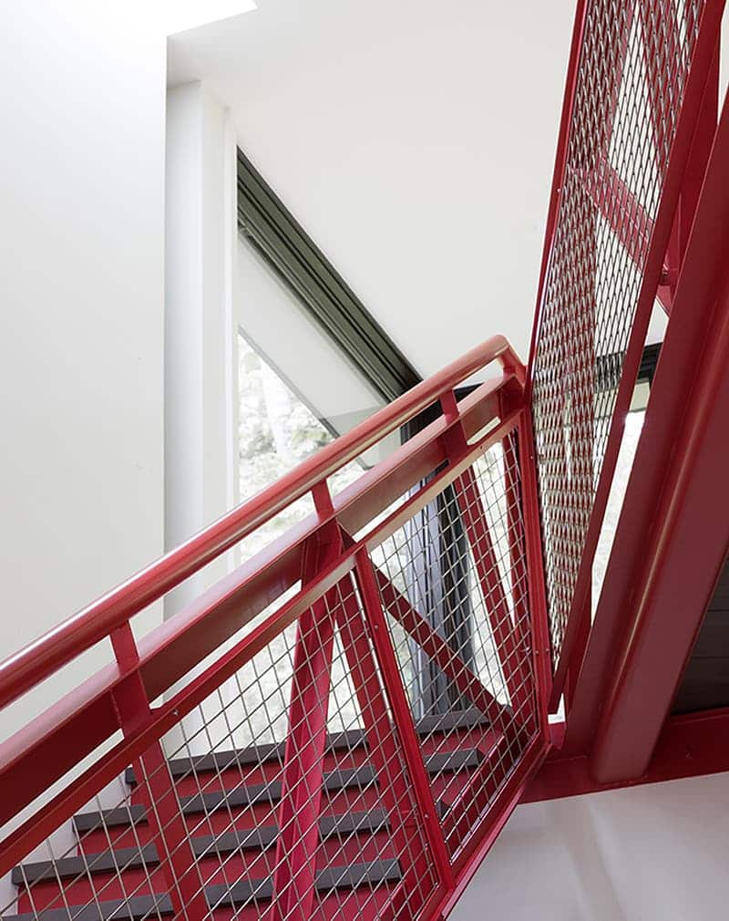 Red_railings_2